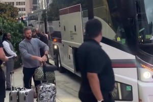 老大不用自己拎包！湖人全队已经抵达休斯敦备战明天与火箭G6！